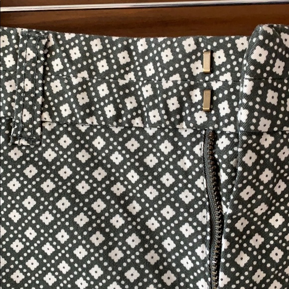 GAP Khakis Shorts in Green with Pattern - Picture 2 of 5